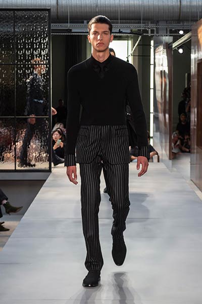 تصاميم راقية بلمسة جريئة ... اليك مجموعة Ricardo Tisci الأولى لدار Burberry